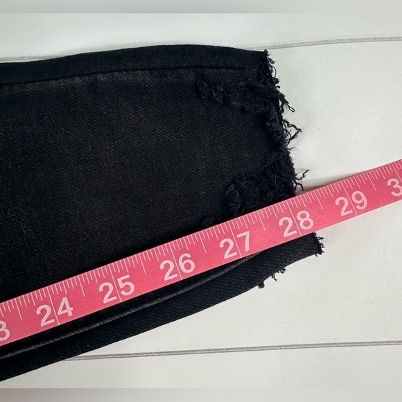 American Eagle Curvy Hi-Rise Next Level Stretch Distressed Black Jegging - Picture 9 of 16